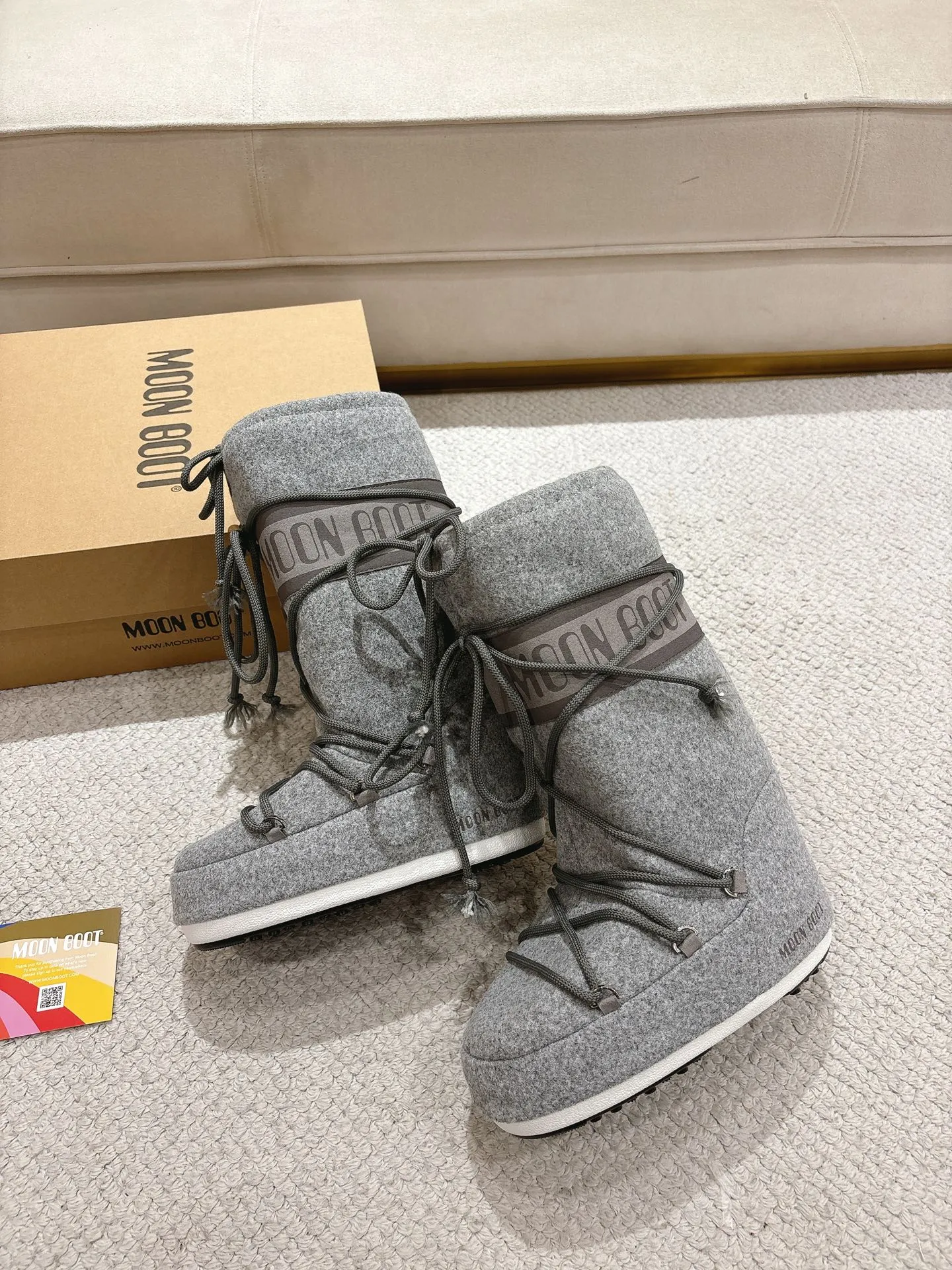 p660 [Exclusive top quality | New upgrade] Moon Boot 2025 autumn and winter hot snow boots are here! Don’t just focus on UGG anymore, fashionistas have already changed to these "ugly moon boots" ✨ 🔥Forget UGG! The Moon Boot that was once popular throughout the millennium is back! At that time, Paris Hilton, Victoria Beckham and other top icons were wearing it. Now with the strong return of the Y2K trend, the same QQ show outfit is a must-have for young people!  👢Hidden within 4cm, the legs are slimmer. 💫Looks fluffy, but actually looks slimmer. ❄️Full marks for thermal insulation, no longer cold in winter. 🌟Same style for men and women, regardless of left or right, easy to match. Don’t look at it’s cute appearance, but it instantly transforms into a trend focus! If you want both warmth and style, this is a must-have! ❶Material: original customized nylon cloth ❷Lining: original 100% silk cotton liner ❸Feet: original 100% silk cotton liner ❹Outsole: original molded two-color non-slip outsole ❺Sole thickness: 4cm (including inner height increase) ❻Code number: 35/38; 39/41 ❼Packaging: original full set of packaging ☀Color: official website updated simultaneously
